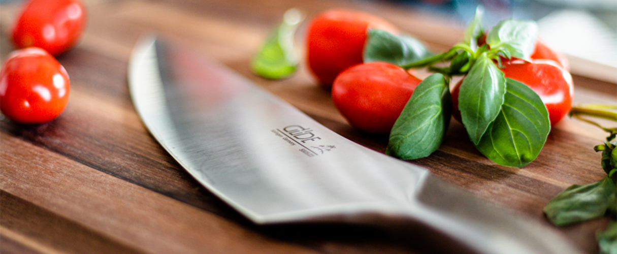 Messer auf Brett, Tomaten